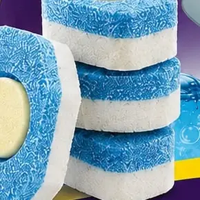 Mavi-beyaz katmanlı, sarı çekirdekli Helio TableX Crystal Clean bulaşık makinesi tabletleri